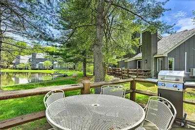 Image de Deck & On-Site Fishing Pond: Lake Harmony Home!