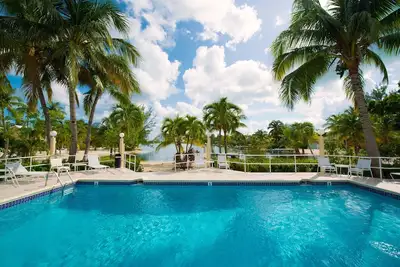 Kai Time: Island living on Bio Bay w\/Free Kayaks, & Bikes--Walk to Rum Point Beach!