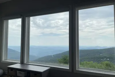 Image de Renovated, dog friendly, summer pool access and beautiful views!