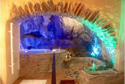 Image de Insolite**** Superbe Jacuzzi Troglodyte à 20m de la plage - cour, A\/C, fibre