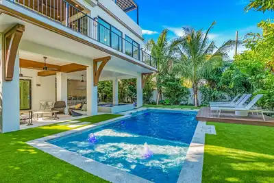 Image de Luxury home with private Pool, Rooftop Putting green, Golf cart, and Bikes!