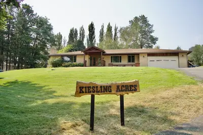 Image de Farm Getaway with hot tub and private indoor heated pool