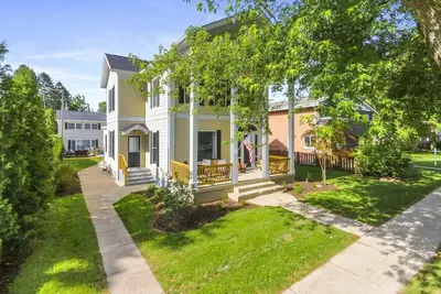 Image de White House on Wisconsin-Entire Property |Renovated Colonial Revival |Horticultural Hall |Sleeps 20