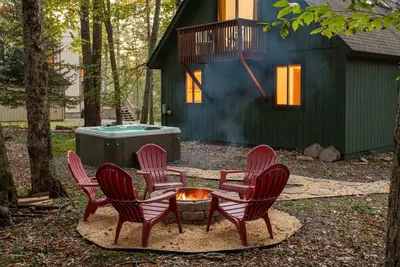 Image de Cozy Pines Chalet in the Poconos with Hot Tub and Fire Pit