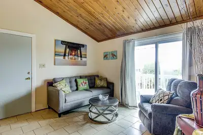 Image de Top-floor villa with fairway views - central Ac, private W/D, WiFi - Dogs Ok