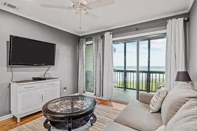 Image de Modern waterfront gem with pools, direct beach access, WiFi & balcony