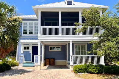 Image de Bay side home in a lovely, gated community, beach gear, pools, hot tub!