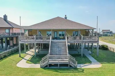 Image de Lazy Days - Beachfront with x-large deck, fenced yard and steps to the beach!