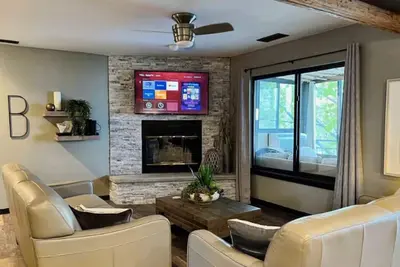 Image de Waterfront Ozarks Suite w/ King Beds at the Mm3