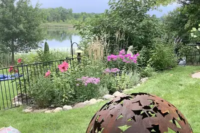Image de Dragonfly Inn-Serene sanctuary, with a spacious deck and impressive lake views.