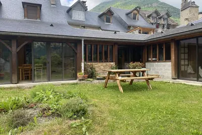 Image de Maison de ville avec vue montagne et jardin