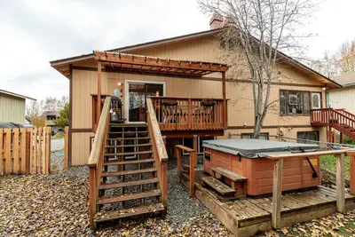 Image de Southside Serenity: Your Alaskan Hideaway with a Hot Tub!