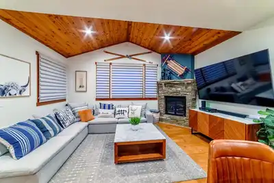 Image de Luxury Townhome, Walk to the Village, Wifi, Private Spa & Garage