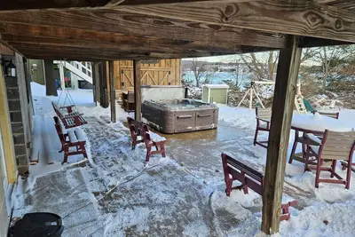 Image de Private Home, Dock, Hot Tub, Lakefront, Large yard