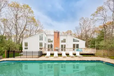 Image de Ménage moderne et solaire avec une grande piscine