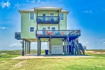 Beautiful Island Home on Drum Bay, close to beach and pier