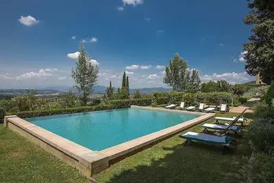 Image de Villa della Contessa: Une splendide villa historique sur trois étages qui fait partie d'une villa historique entourée de beaux jardins.