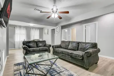 Image de Comfy 3 bedroom home w/ fenced yard