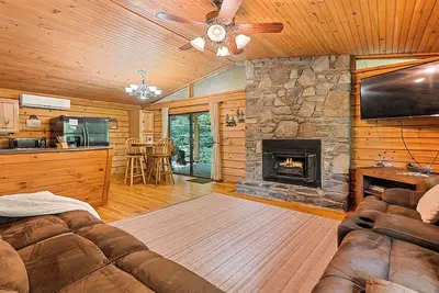 Image de Cozy Stream True Log Cabin near Smoky Mtn. National Park