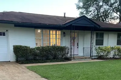 Image de Available for rush and move in week! Great location- walk to the Square!