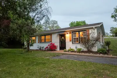 Carolina Dawn - Cozy Home Walkable to Downtown