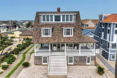 Image de 7 Bedroom 4. 5 bath Single Family Home