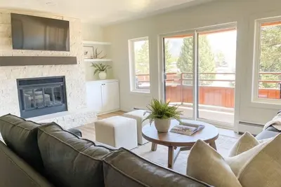 Image de Newly Renovated from Top to Bottom!