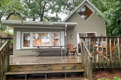 Image de 12 Person Lakeside Beach House