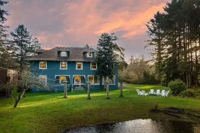 Image de Grand spaces for entertaining large groups, family reunions and small weddings.