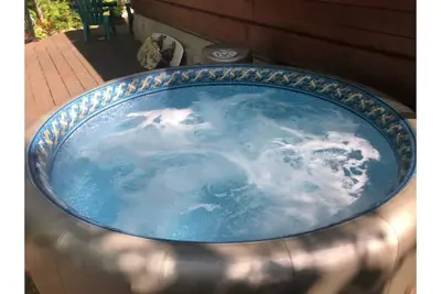 Image de Privacy in the Pines with Hot Tub