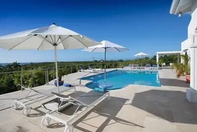 Image de 2-4 Bedroom Superb panoramic ocean views and spectacular sunsets.