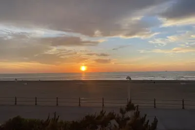 Image de Oceanfront 3-Br boardwalk condo w indoor pool!