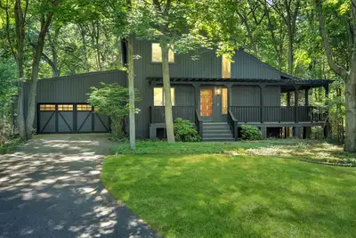 Image de A Cozy Cabin In The Woods & 1/2 A Mile From The Beach, with Firepit
