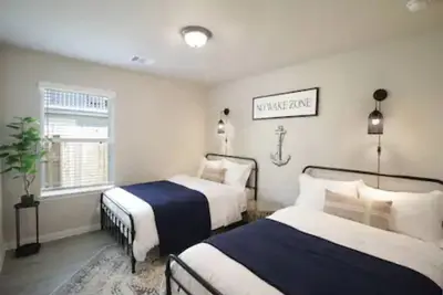 Image de Newly built Lake House with Tons to offer! ! !
