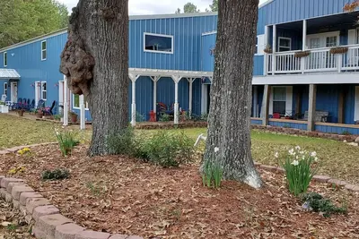 Image de Stay 'n' Play\nUpstairs 2 Bedroom Apartment 1\/4 mile from Houston County Lake