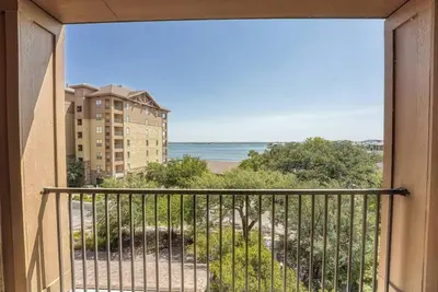 Image de Great Lakefront Condo With Gorgeous Lake Lbj Views