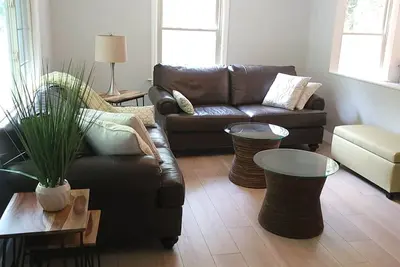 Image de A-Southern Charm Duplex- 4 miles to Downtown and Close To All Areas
