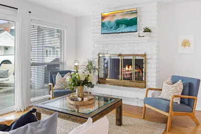 Image de Luxury Coastal Living\nBooks open 9/7/25