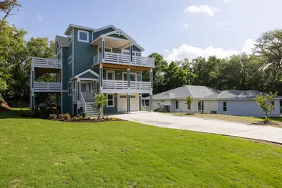 Image de Beautiful 5 bedroom home with a heated pool & hot tub