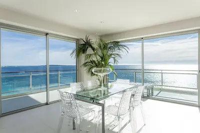 Luxueux apt design vue mer