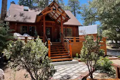 Image de Cozy cabin retreat nestled among forest trees