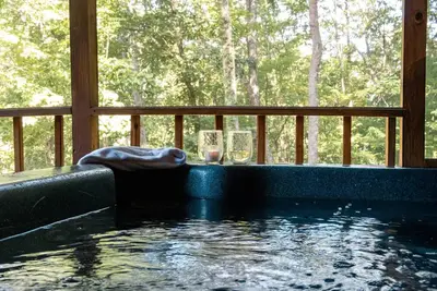 Image de 3br Sevierville Cabin Near Dollywood w/Large Covered Deck, Hot Tub, Foosball & Free Tickets