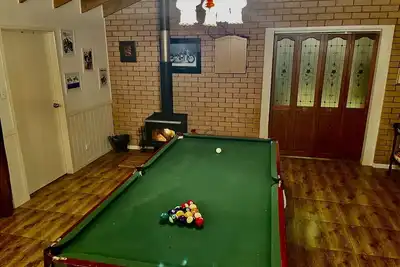 Image de Cosy Retreat, 2 Fireplaces, Hot Tub, Pool table, Fire Pit, Mountain View’s.