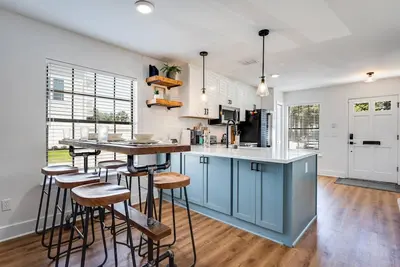 Image de Enjoy vibrant beach life in our stylish townhome, the perfect place for beach time, great food, fun!