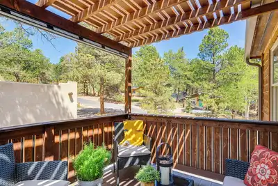 Image de Woodland Park Apartment: Forest Views + Deck!