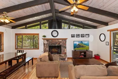 Image de Bear Ski Retreat by Destination Big Bear: Game Room! Cable Tv! Close to Bear Mountain! Pet Friendly!