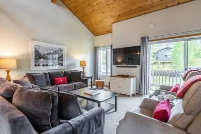 Image de Book for Summer! 3-Bedroom Plus Loft! Close to Town! Calming Creek Running Right Outside!