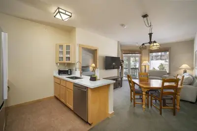 Image de 2 bdrm on the Slopes with Year-Round Pool, Spa, Bbq, Laundry, & Lockers. Single floor with elevator