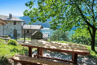 Image de Maison de vacances Il ciliegio sul lago avec vue sur le lac, terrasse et jardin.