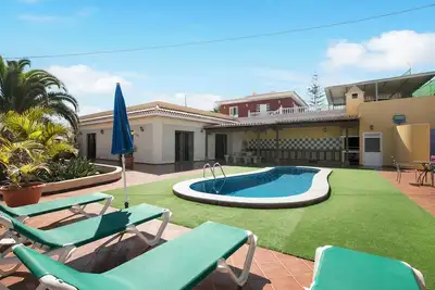 Image de Maison de vacances 'Villa Tazana' avec vue sur la mer, piscine et Wi-Fi.